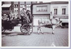 Feierlaune auf dem Markt in den 50er Jahren