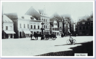 Häuser am Markt 1928, von links: Reichelstein, Schweitzer,Gildo Giavi, Thomas, Gottschjalk, Zobel, 2 x Nachtsheim, Weiler