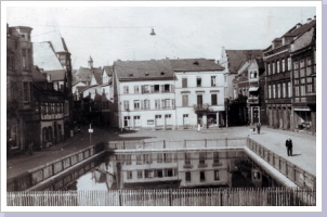 In brauner Zeit: Der Löschteich auf dem Markt 1943