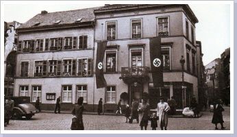 Die beiden im Krieg zerstörten Häuser auf der Ostseite des Marktes,damals Haus der NS-Frauenschaft