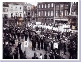 Der Markt 1933 beim Maiaufmarsch