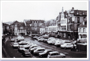 Der Markt als Blechwüste, es steht nur noch die Außenmauer der Hirschapotheke 1980
