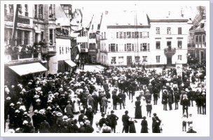 Versammlung auf dem Markt um 1910